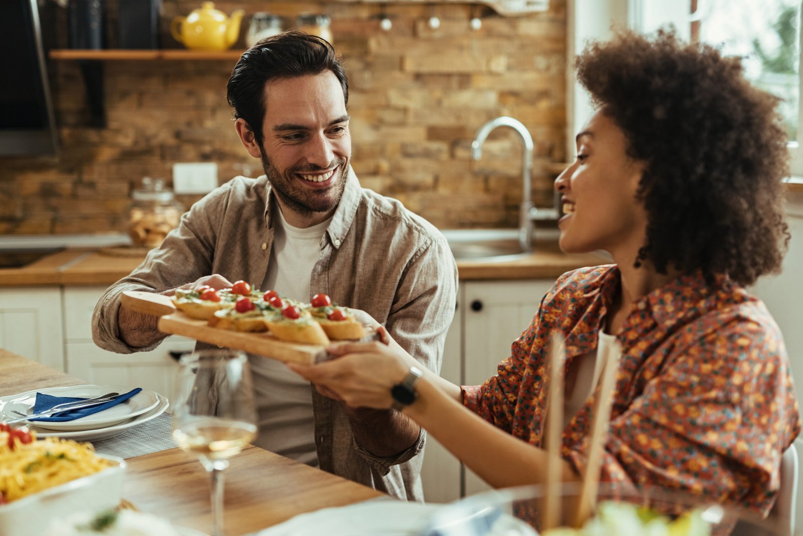 Como o Nosso Relacionamento Pode Impactar Nossos Hábitos Alimentares